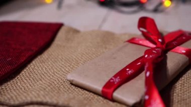 Çuval beziyle paketlenmiş Noel hediyesi SACKXXX