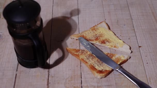 Tostadas y mantequilla en un medio de mesa — Vídeos de Stock