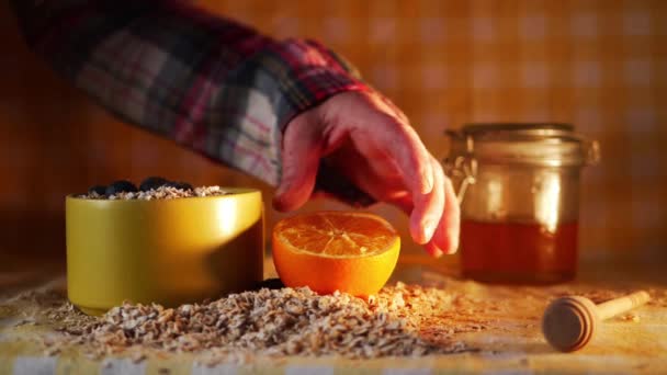 Preparação de café da manhã saudável com aveia e frutas — Vídeo de Stock