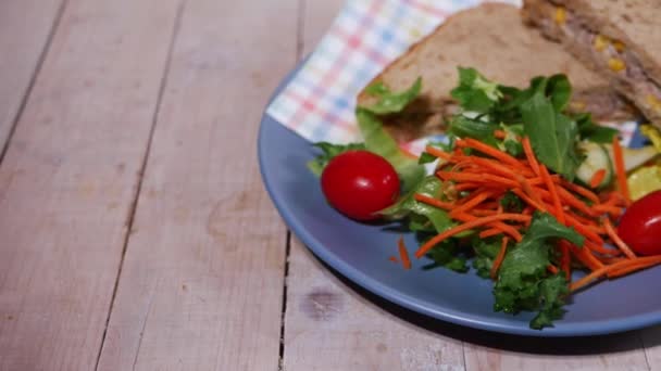 Tuna sandwich with fresh healthy salad — Stock Video