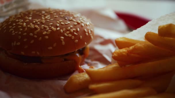 Burger i frytki w restauracji fast food — Wideo stockowe