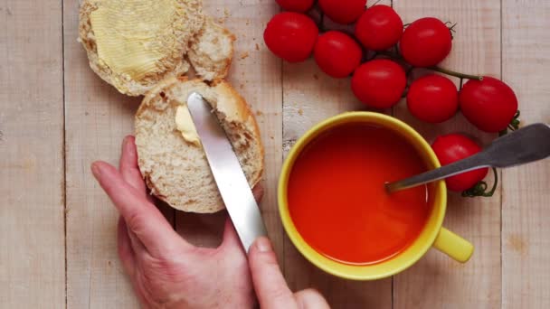 Mantequilla en pan fresco con sopa de tomate — Vídeos de Stock