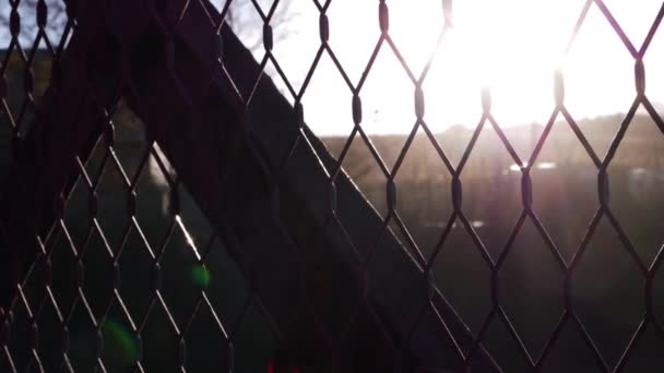 ワイヤー塀によって都市の眺め — ストック動画