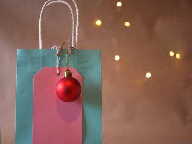 Bokeh arka planında etiketli ve mücevherli hediye paketleri