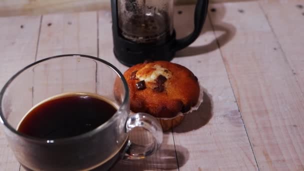 Frisch gebrühter Kaffee und Muffin auf einem Tisch — Stockvideo
