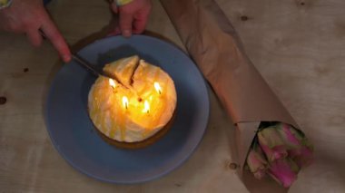 Doğum gününü pasta ve çiçeklerle kutluyoruz.