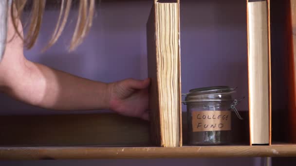 Mulher se preparando para poupança universitária chegar para o livro — Vídeo de Stock