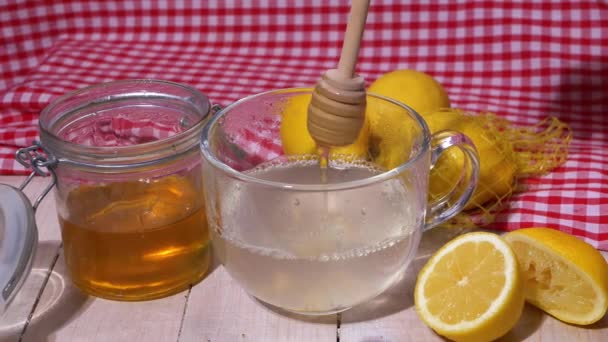 Göra en varm citron och honung dryck för naturlig kyla botemedel — Stockvideo