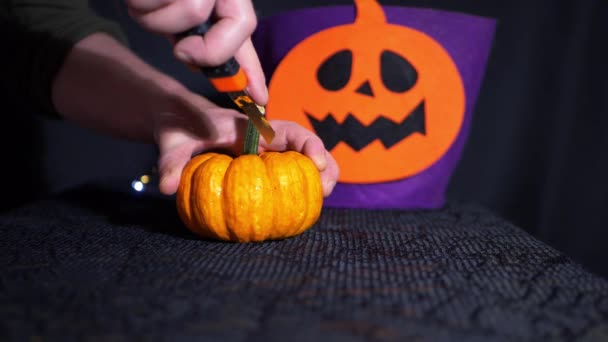 Fazendo uma lanterna de Halloween de uma abóbora — Vídeo de Stock