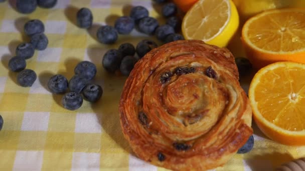 Köksbord med frukost av bakverk och färsk frukt — Stockvideo