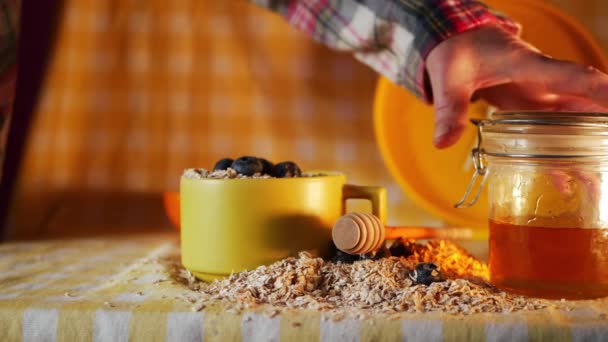 Pregătirea unui mic dejun sănătos cu miere și ovăz — Videoclip de stoc