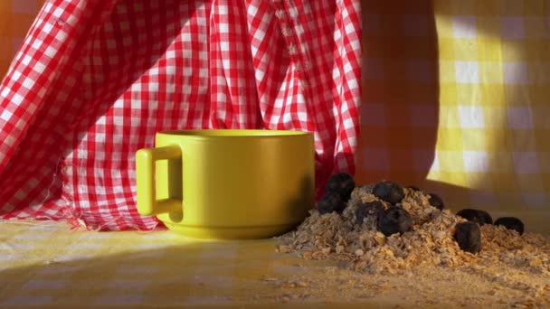 Haferflocken und Blaubeeren zum Frühstücksbrei auf dem Küchentisch — Stockvideo
