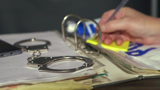 刑事调查中的手铐和档案 — 图库视频影像