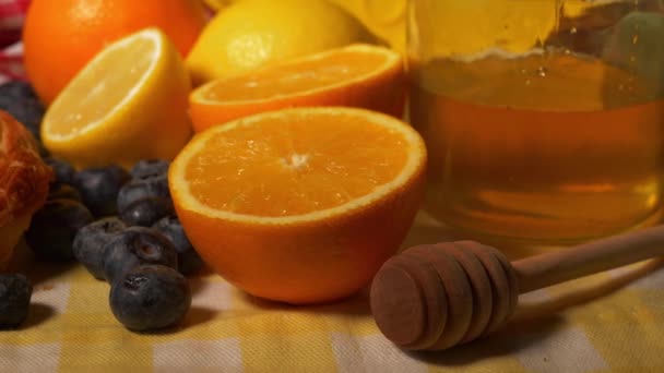 Frutas frescas e mel na mesa da cozinha — Vídeo de Stock