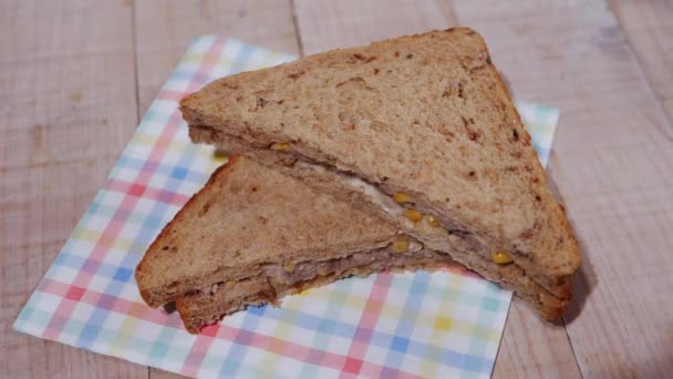 Σάντουιτς τόνου σε ψωμί ολικής άλεσης για μεσημεριανό — Αρχείο Βίντεο