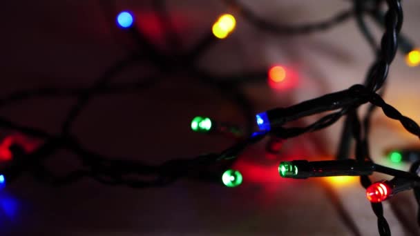 Coloridas luces de hadas de Navidad parpadeando — Vídeos de Stock