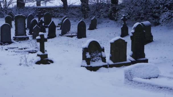 Grabsteine in der Kirche im Winterschnee — Stockvideo