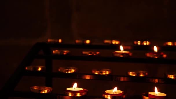 Gyertyák égnek a templomban — Stock videók
