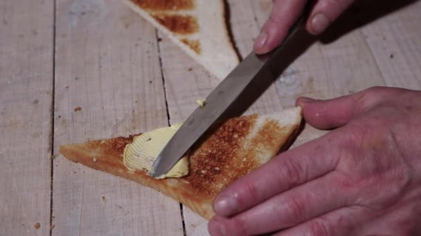 Torradas e manteiga em um meio de mesa — Vídeo de Stock