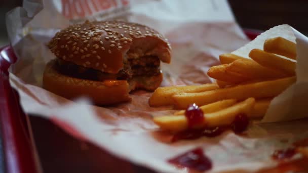 Hamburger en frietjes in een fastfood restaurant — Stockvideo