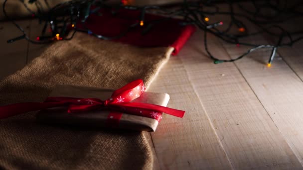 Çuval bezine sarılmış Noel hediyesi — Stok video