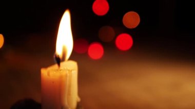 Eski tarz mum, Noel ışıkları arka planda yanar 