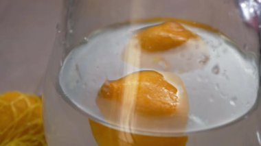 Bir sürahi suda yüzen taze limonlar.