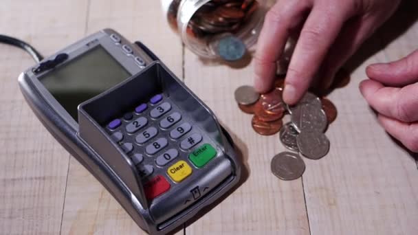 Contant geld tellen in munten naast de betaalkaartlezer — Stockvideo