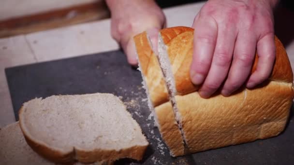 Rebanando un pan fresco de pan blanco — Vídeo de stock