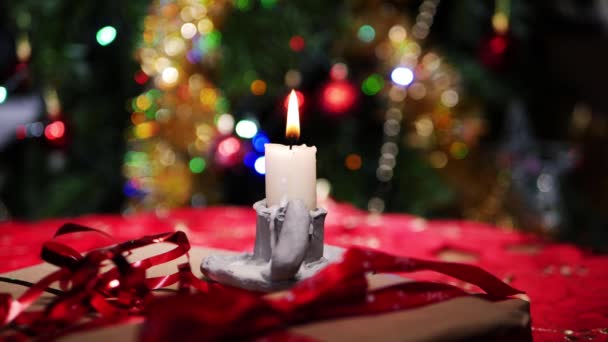Kerze im Vintage-Stil brennt an Weihnachten mit Bokeh-Licht Hintergrund — Stockvideo