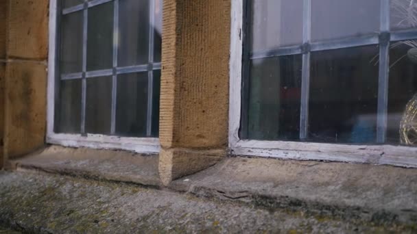 Stare ołowiane okno w kamieniu budować angielskie okno kościoła — Wideo stockowe