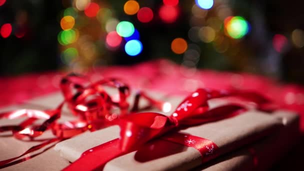 반짝이는 불빛 이 배경을 이루며 크리스마스 선물을 던지는 모습 — 비디오