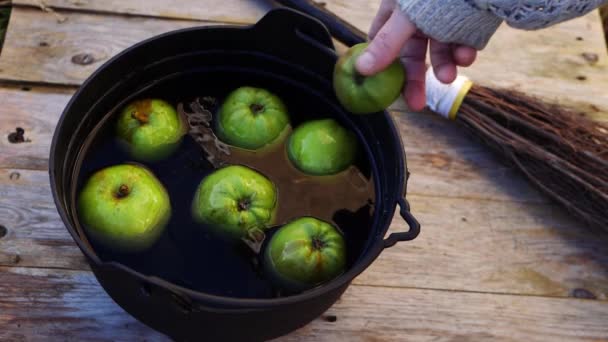 Apple bobbing no jogo tradicional de Halloween — Vídeo de Stock