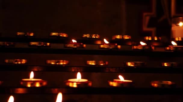 Candele che bruciano in una chiesa — Video Stock
