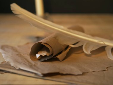 Eski parşömen kağıdı ve sıcak arkaplana tüy kalemi