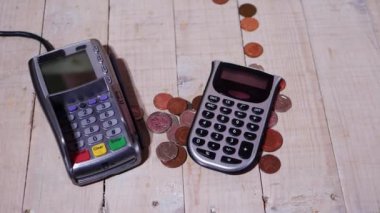 Para kartı okuyucu ve nakit paralar 