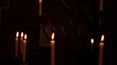 Kilisede yanan mumlar. 