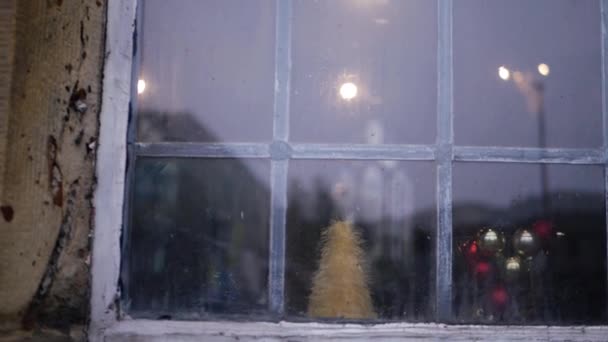 Weihnachtsschmuck in einem Kirchenfenster — Stockvideo