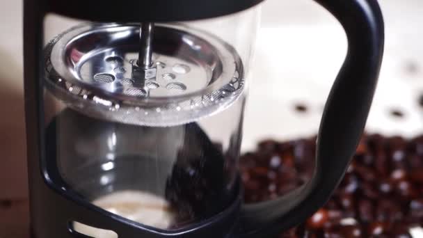 Cafetiere franse pers koffiezetapparaat — Stockvideo