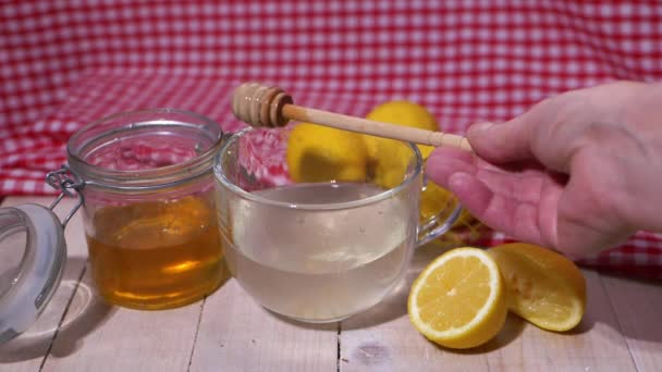 Making a hot lemon and honey drink for natural cold remedy — Stock Video