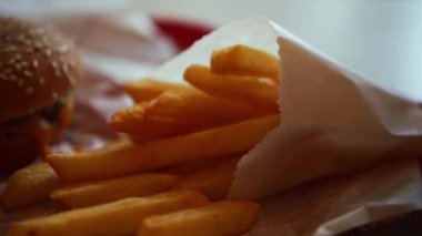 Fast food restoranında hamburger ve patates kızartması. 