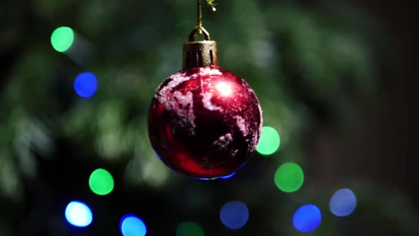 Christmas bauble with bokeh lights twinkling in background — Video Stock