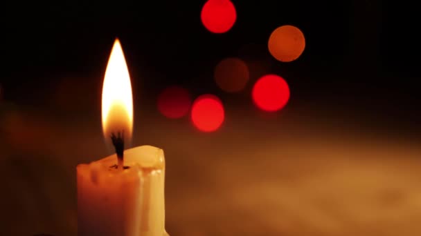 Винтажный стиль свечи горит с рождественскими огнями bokeh фон — стоковое видео