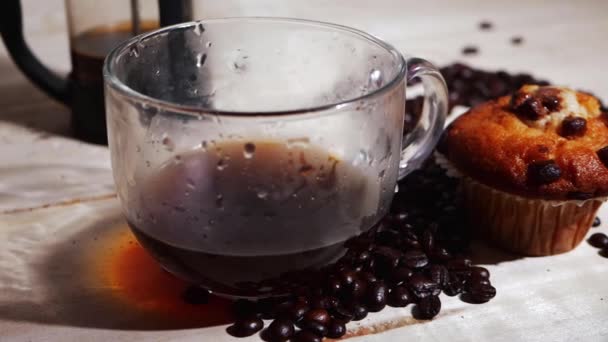 Frischer Kaffee und Schokoladenchips-Muffin — Stockvideo