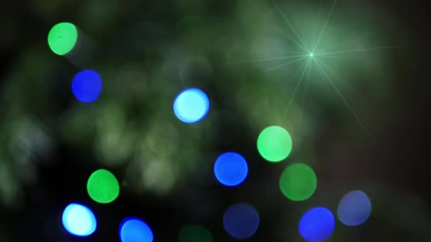 Luces en el parpadeo del árbol de Navidad — Vídeos de Stock
