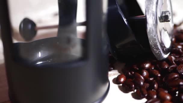 Cafetiere francês imprensa cafeteira com grãos de café — Vídeo de Stock