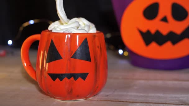 Bruxas preparam na caneca de abóbora no Halloween com cobertura de creme — Vídeo de Stock