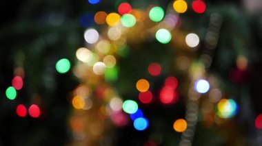 Renkli Noel dekorasyon ışıkları bokeh pırıldıyor