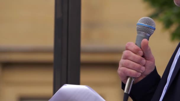 Un politicien fait un discours avec un microphone — Video