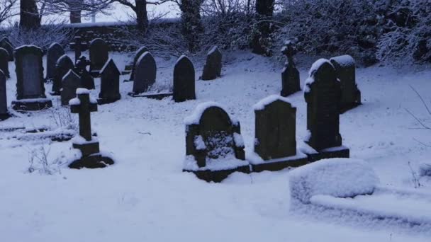 Nagrobki w kościele w zimie pada śnieg — Wideo stockowe